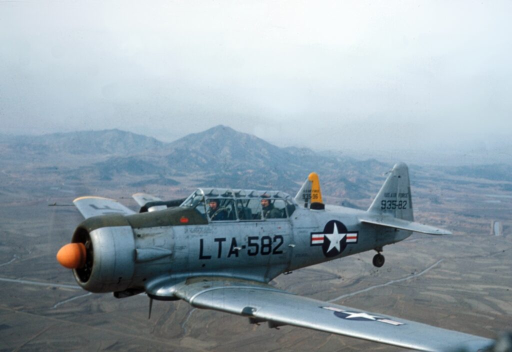 朝鮮上空を飛行する第6147戦術統制群のLT-6G前線航空管制機