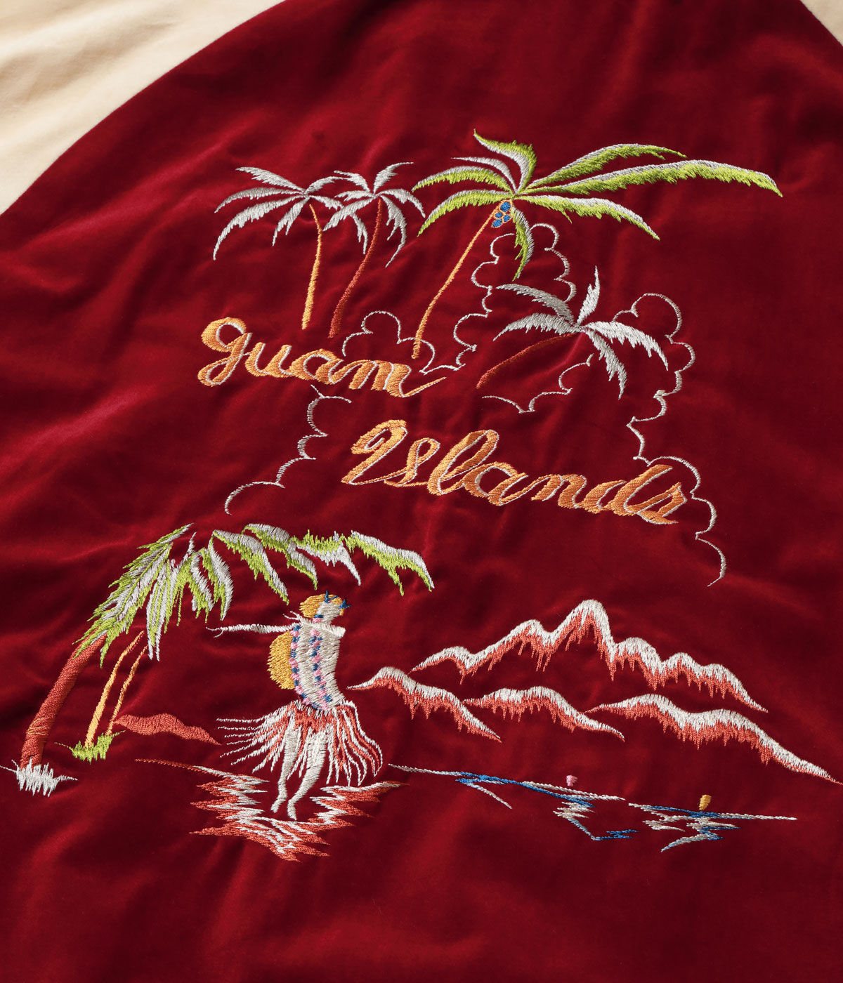 GUAM ISLANDSとダンシングガールの横振り刺繍を拡大したディテール