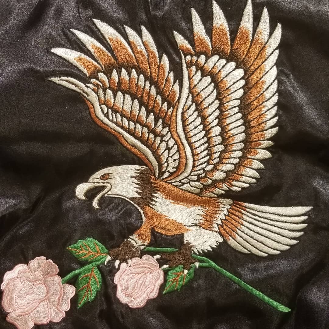 鷲とバラを刺繍したMIKASAのスカジャン