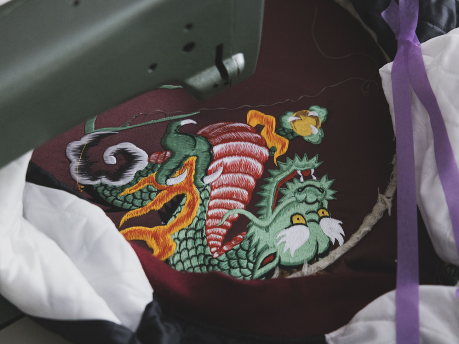 横振りミシンで龍の刺繍を施している様子